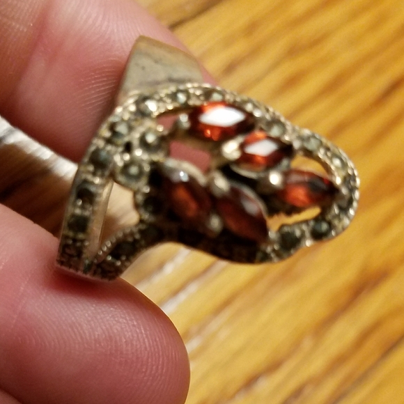 Vintage sterling silver, garnet, marcasite ring - Picture 2 of 3